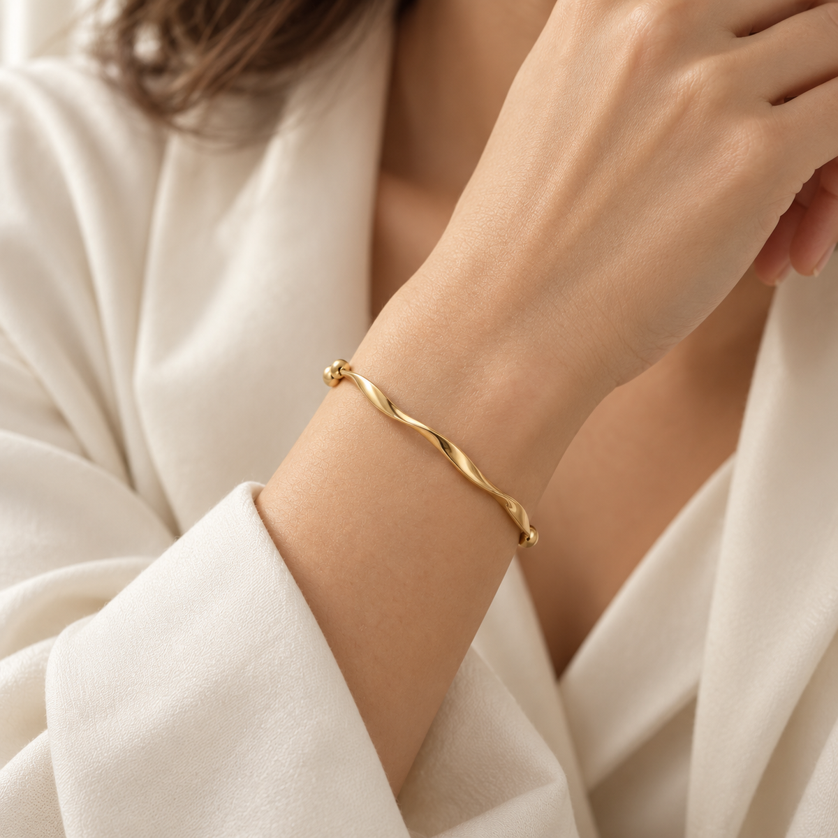 Minimalist Wave Cuff Bracelet – 18K Gold-Plated – alternate view 3