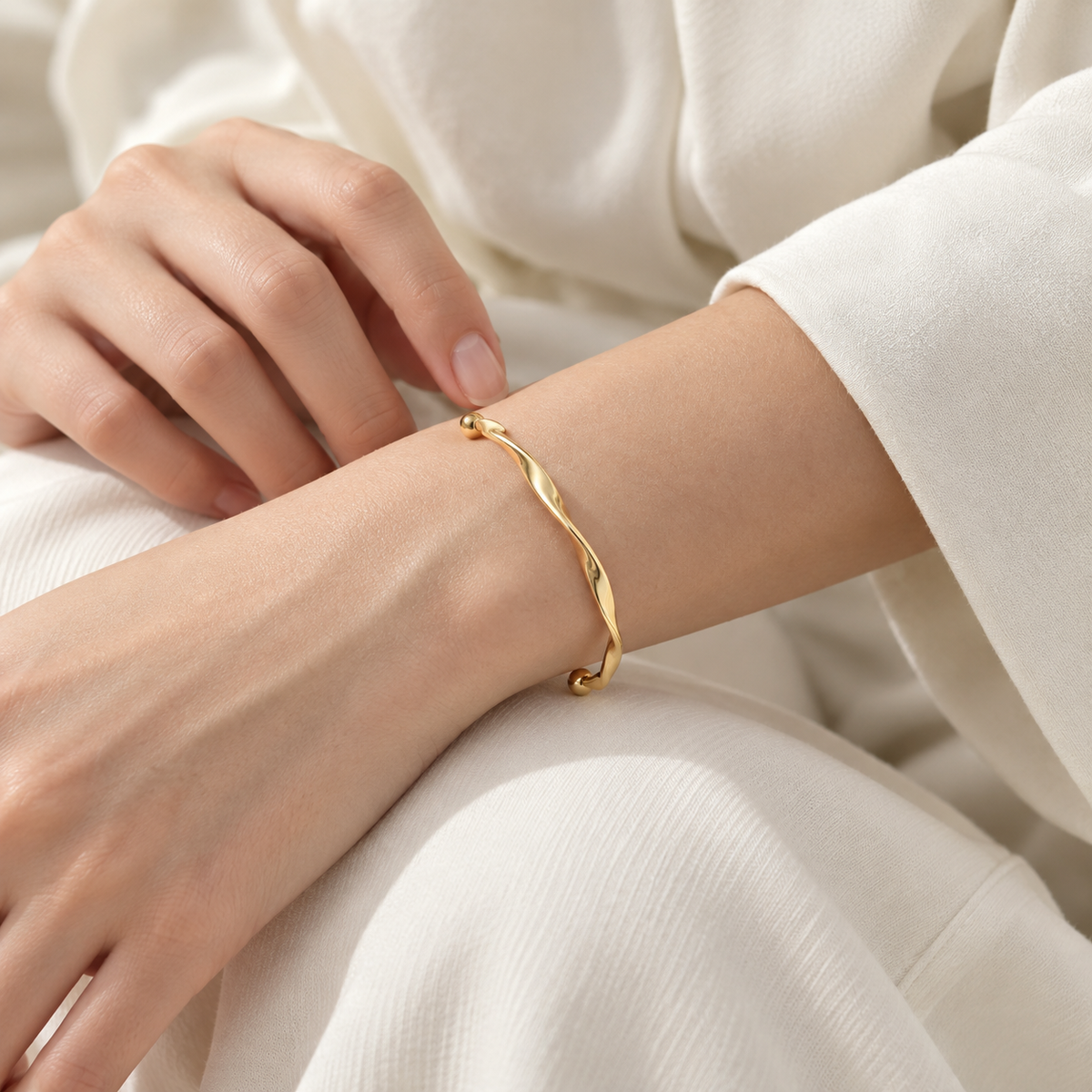 Minimalist Wave Cuff Bracelet – 18K Gold-Plated – alternate view 4