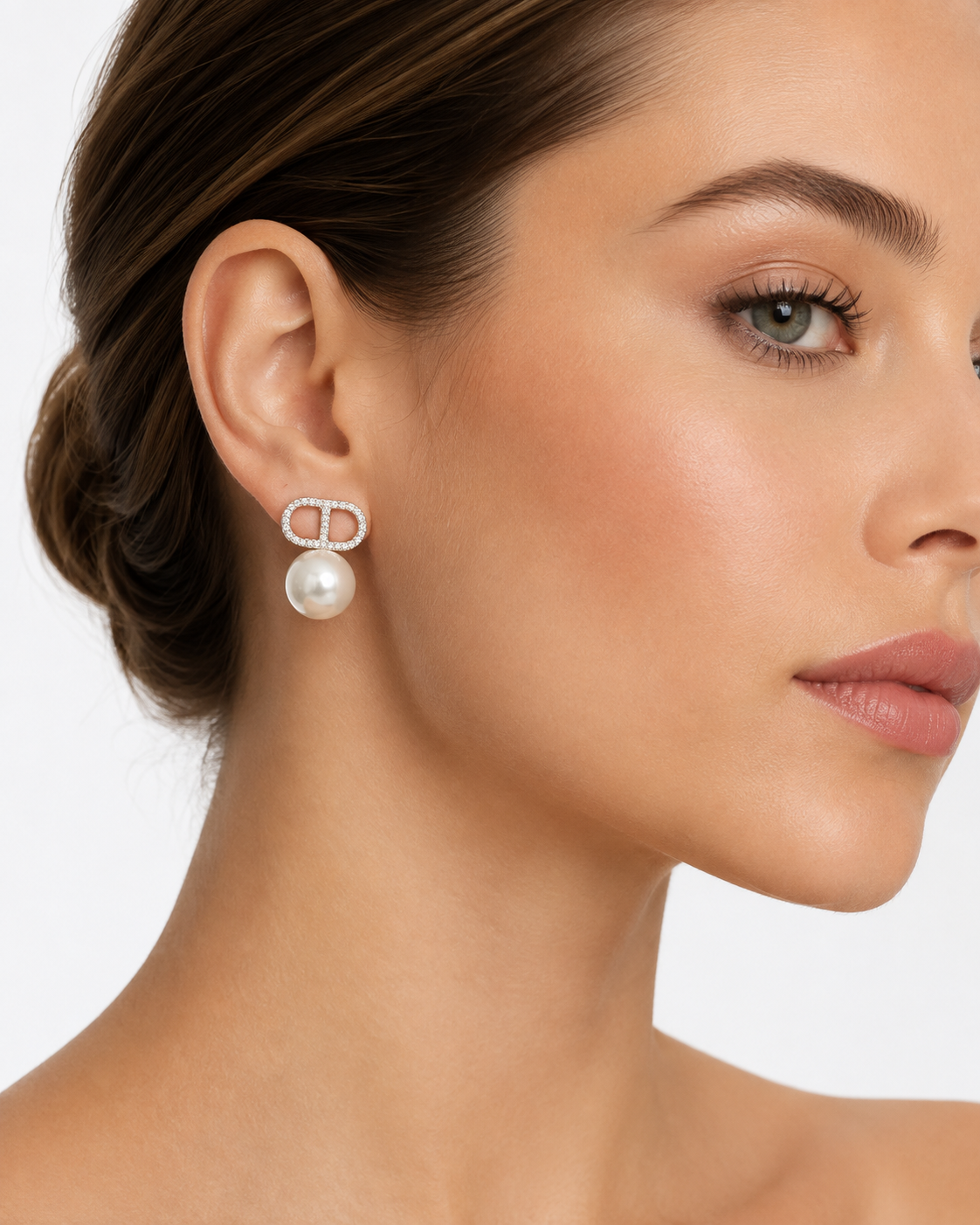 Close-up of Éclat pearl earrings with crystal oval detail